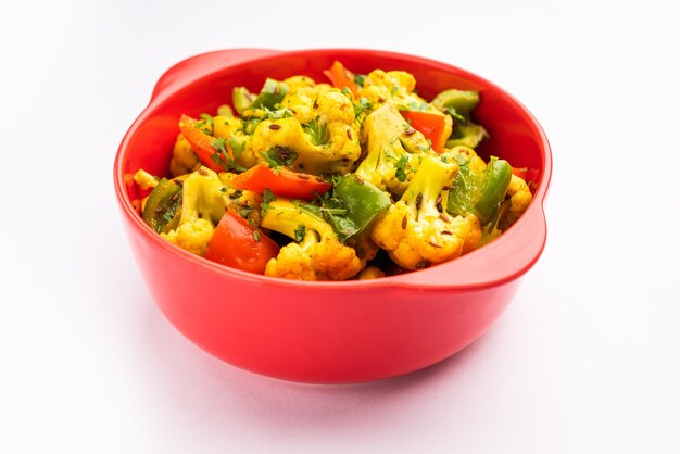 Indisches Phool Gobi Shimla Mirch Sabji Rezept oder Capsicum Blumenkohl Sabzi ein gesundes und hausgemachtes Trockengemüsegericht