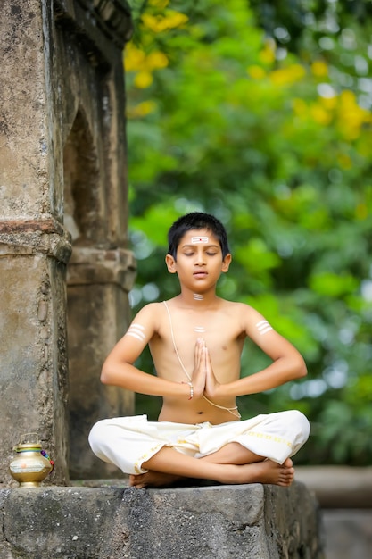 Indisches Priesterkind meditiert