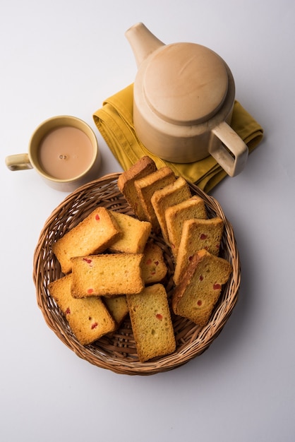 Indisches Punjabi- oder Delhi-Brot oder Toast mit Tutti-Fruitti-Geschmack, serviert mit heißem indischem Tee, Textur mit selektivem Fokus