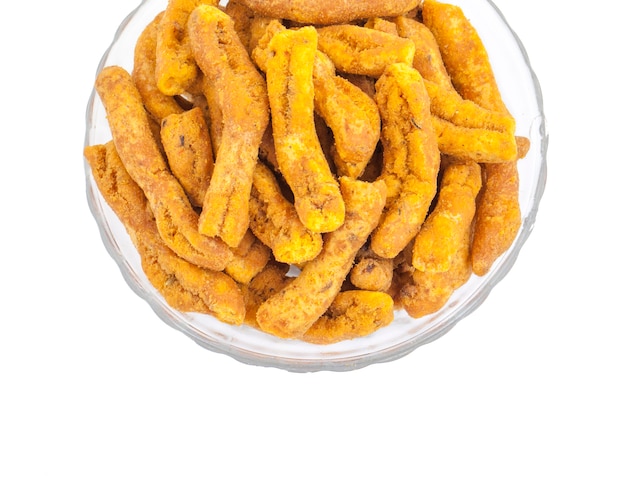 Indisches Snack Food Ganthiya auf weißem Hintergrund