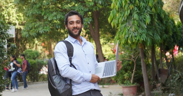 Indisches Studentenbild mit Laptop