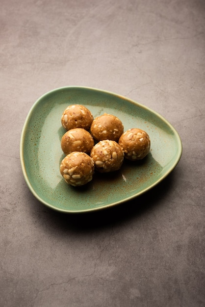 Indisches süßes Erdnuss-Ladoo oder Mungfali oder Erdnuss-Laddo oder Laddu aus gerösteten Erdnüssen und Jaggery