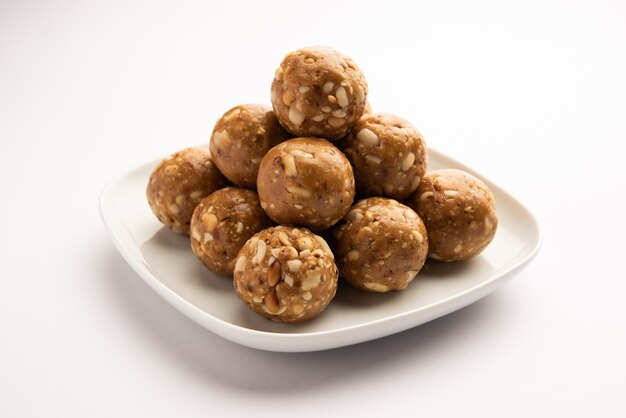 Indisches süßes Erdnuss-Ladoo oder Mungfali oder Erdnuss-Laddo oder Laddu aus gerösteten Erdnüssen und Jaggery