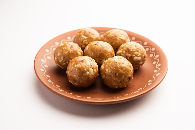 Indisches süßes Erdnuss-Ladoo oder Mungfali oder Erdnuss-Laddo oder Laddu aus gerösteten Erdnüssen und Jaggery