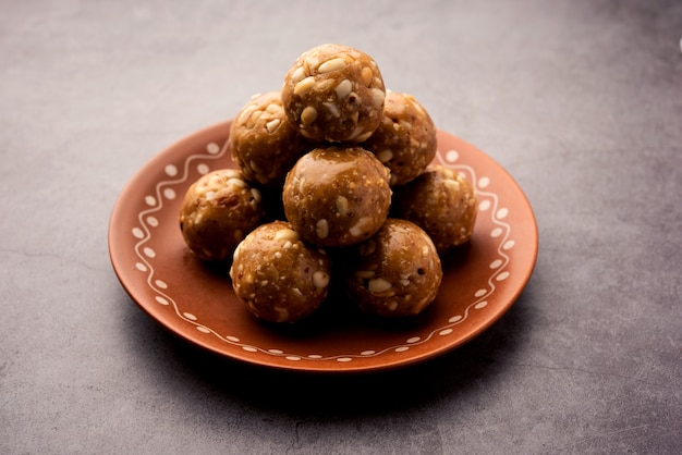 Indisches süßes Erdnuss-Ladoo oder Mungfali oder Erdnuss-Laddo oder Laddu aus gerösteten Erdnüssen und Jaggery