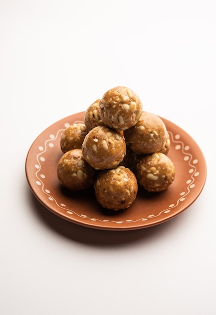 Indisches süßes Erdnuss-Ladoo oder Mungfali oder Erdnuss-Laddo oder Laddu aus gerösteten Erdnüssen und Jaggery