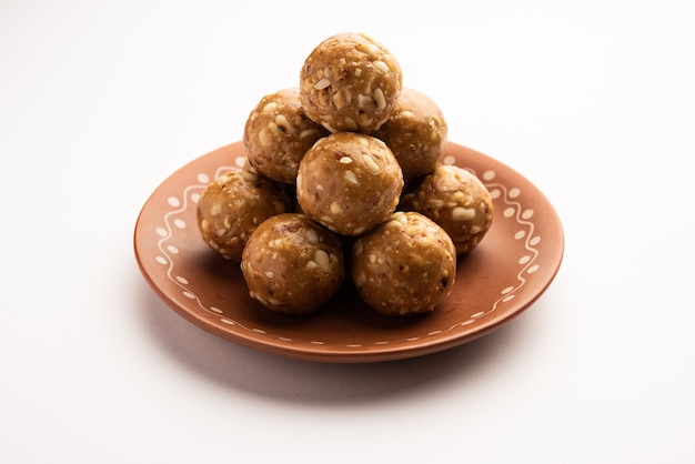 Indisches süßes Erdnuss-Ladoo oder Mungfali oder Erdnuss-Laddo oder Laddu aus gerösteten Erdnüssen und Jaggery