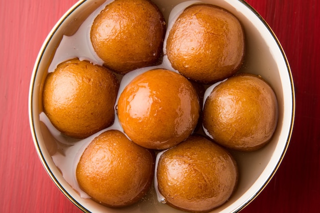 Indisches süßes Essen Gulab Jamun, ein beliebtes Hochzeits- oder Festivaldessert. selektiver Fokus