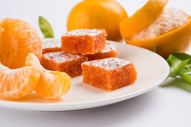 Indisches süßes Essen Orange Burfi oder Orangenkuchen oder Santra Burfi in Hindi, Lieblingsfestessen aus Zentralindien