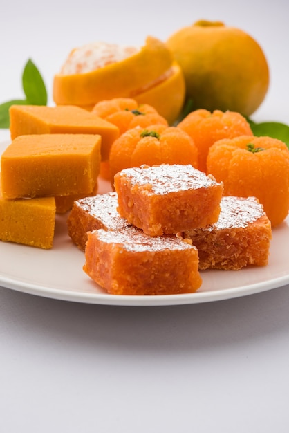 Indisches süßes Essen Orange Burfi oder Orangenkuchen oder Santra Burfi in Hindi, Lieblingsfestessen aus Zentralindien