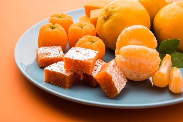 Indisches süßes Essen Orange Burfi oder Orangenkuchen oder Santra Burfi in Hindi, Lieblingsfestessen aus Zentralindien