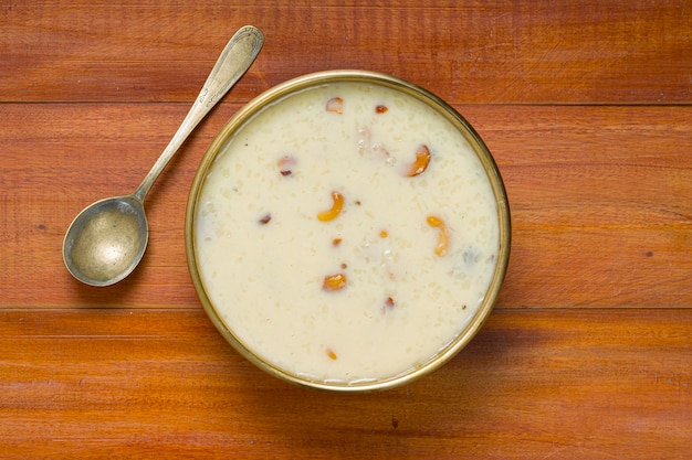 Indisches Süßgericht Rice Palada Payasam oder Kheer Indisches Süßgericht, das zu besonderen Anlässen zubereitet wird