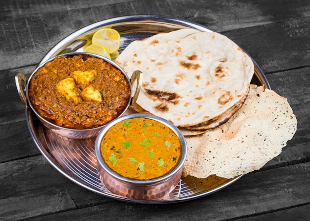 Indisches Thali-Lebensmittel Dal Makhani auf hölzernem Hintergrund