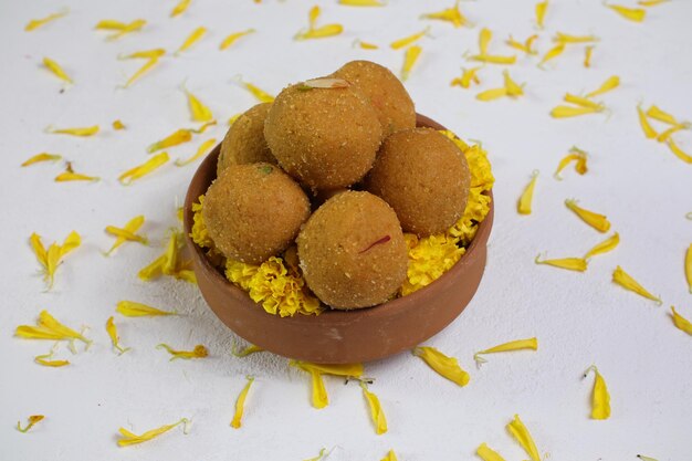 Foto indisches traditionelles süßes essen besan ke laddu. hergestellt aus kichererbsenmehl, zucker und ghee. indisches fest