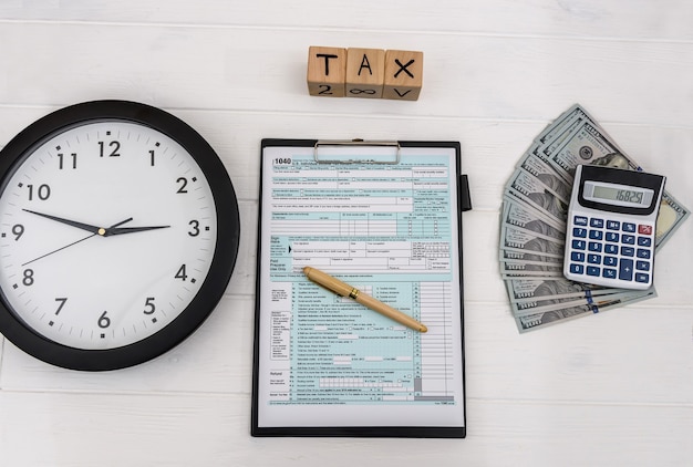 Individuelles Steuerformular mit Uhr und Geld