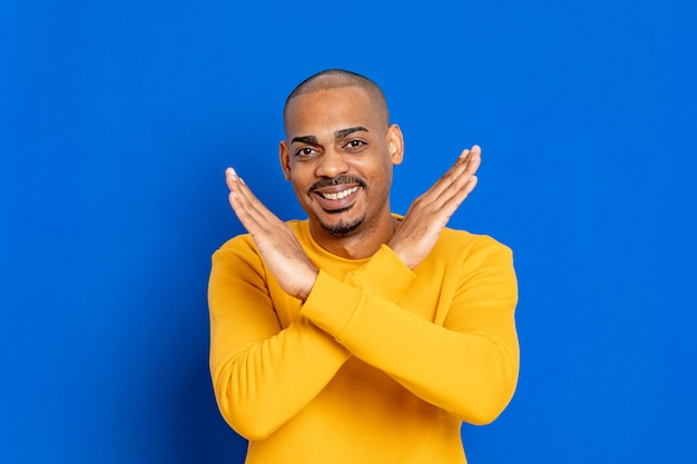 Foto indivíduo africano com uma camisola amarela