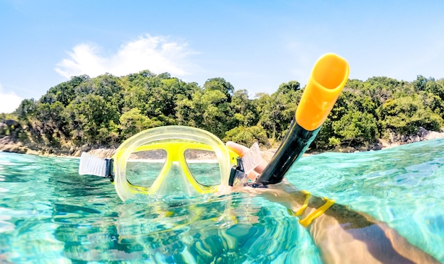 Foto individuo aventurero que toma la foto de la máscara que bucea bajo el agua