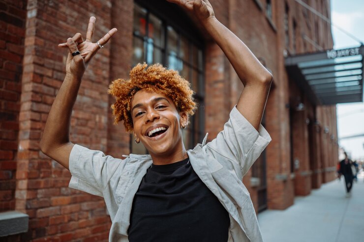 Foto indivíduo enérgico e vibrante com cabelo encaracolado desfrutando de um momento alegre em uma rua da cidade