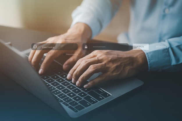 Un individuo está escribiendo en una computadora portátil con teclado que muestra una interfaz de holograma para el inicio de sesión de un miembro. Un hombre de negocios accederá al sistema de membresía de la compañía. Verifique la información de las partes.