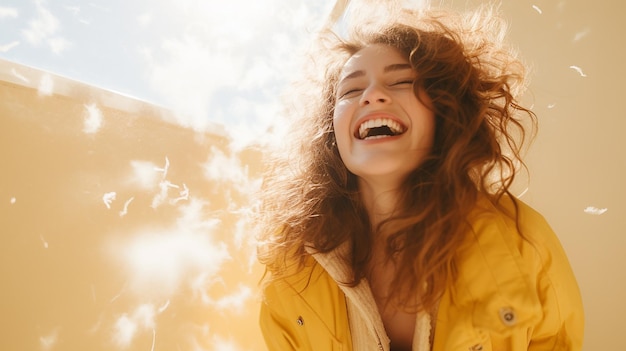 Foto individuo sonriente y positivo en un telón de fondo amarillo radiante