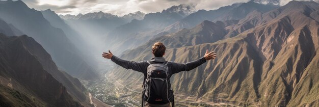 Individuos prósperos con bienestar y estilo de vida centrado en los viajes de pie al aire libre con alegría