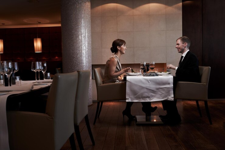 Foto indo em grande em seu aniversário foto recortada de um casal jantando em um restaurante