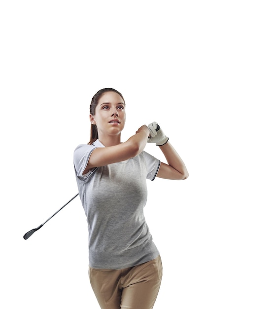 Indo para distância e precisão Foto de estúdio de um jovem golfista praticando seu swing isolado em branco