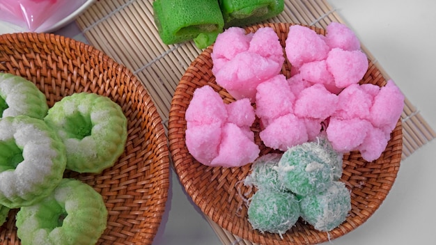 Indoensischer Cup Cake und Klepon in einem Rattanteller