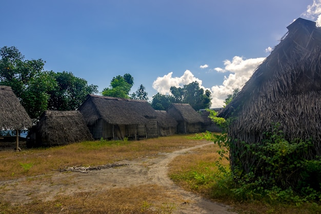 Indonésia. Algumas casas de palha em um antigo vilarejo nas ilhas de Raja Ampat