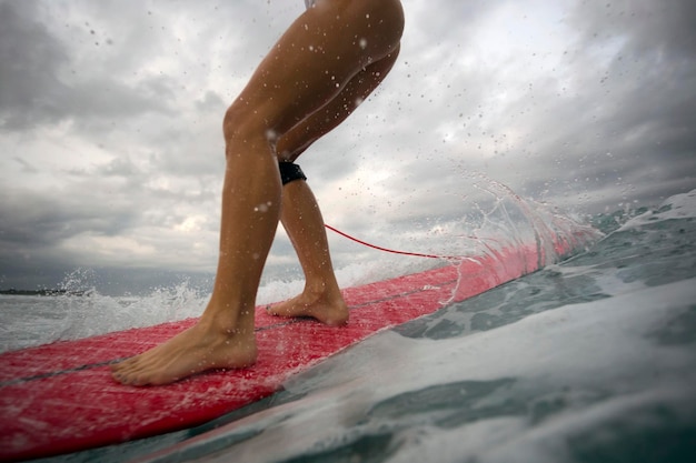 indonesia, bali, piernas, de, mujer, en, tabla de surf