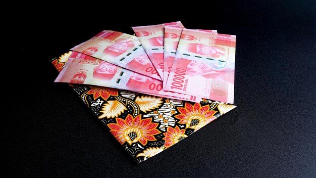 Indonesia dinero en sobre batik Rupia indonesia efectivo primer plano Rupia en efectivo Enfoque selectivo