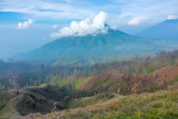 Indonesia. Isla de Java. Mañana. Nubes en el cielo azul cerca del cráter del volcán.