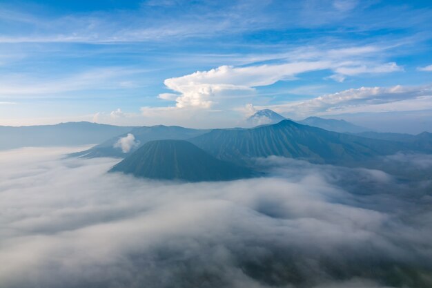 Indonesia. Mañana en el Parque Nacional Bromo Tengger Semeru. Niebla densa en el valle