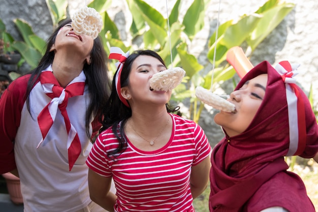 Foto indonesien cracker essen wettbewerb