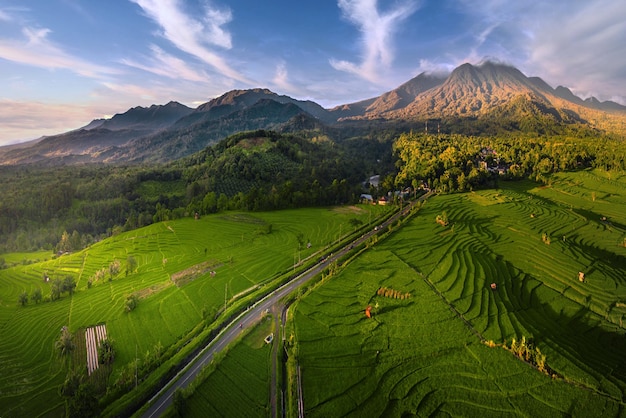 Indonesiens Naturlandschaft mit Bergketten und Reisfeldern