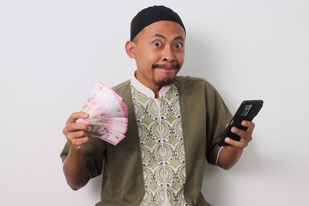 Indonesier feiert Gewinn von Telefon und Bargeld