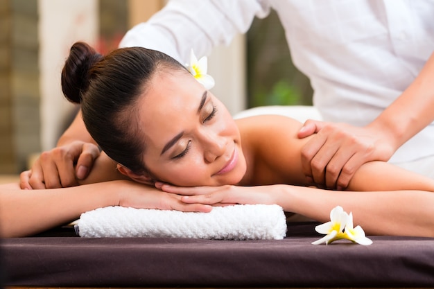 Indonesische asiatische Frau im Wellness Beauty Day Spa mit Aromatherapie-Massage mit ätherischem Öl, entspannt