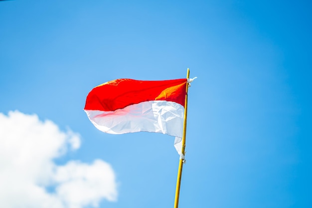 Indonesische Flagge Unabhängigkeitstag Himmelshintergrund Premium-Foto