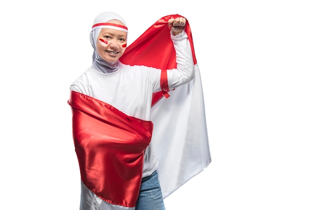 Indonesische Frauen feiern den indonesischen Unabhängigkeitstag am 17. August, indem sie die indonesische Flagge halten