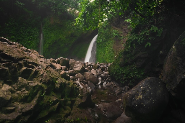 Indonesische Landschaft bei Sonnenaufgang am Morgen am Wasserfall