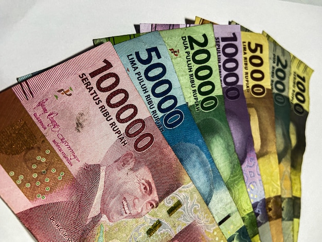 Indonesische Rupiah Sammlung von indonesischen Rupiah-Banknoten auf weißem Hintergrund