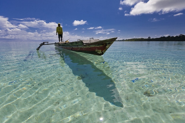 Indonesischer Fischer auf einem Boot Fotos