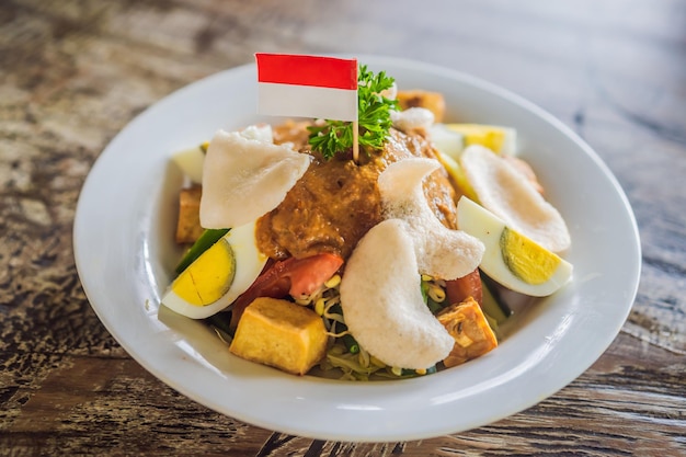 Indonesischer Gadogado-Salat, serviert mit Erdnusssauce, Tofu, Spinat, Bohnen, Sojasprossen