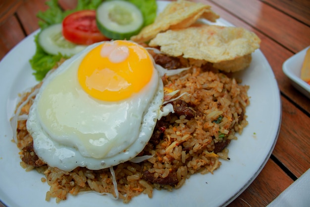 Indonesischer gebratener Reis mit leckerem Ei
