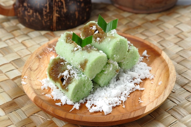 Indonesischer traditioneller Kuchen, Kue Putu Bambu, hergestellt aus Reismehl, Palmzucker, gerieben mit Kokosnuss.