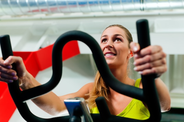 Foto indoor-fahrrad radfahren im fitnessstudio