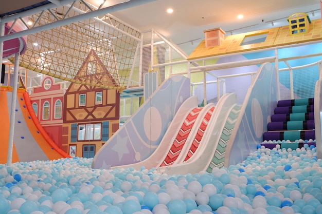 Foto indoor-kinderspielplatz mit rutsche und plastikbällen
