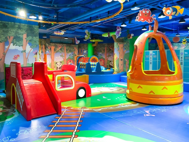 Indoor moderner bunter Kinderspielplatz Inside Kinderspielplatz mit Rutschen Unterhaltung für Kinder