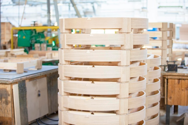 Industria de la carpintería Fabricación de saunas de madera Cosecha de un barril de madera en el taller