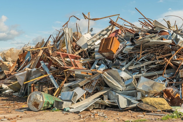 Indústria de processamento uma pilha de sucata velha pronta para reciclagem Reciclagem de sucata